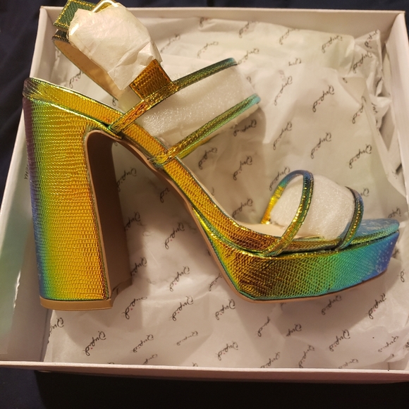 Holographic iridescent lizard he… - Picture 3 of 8